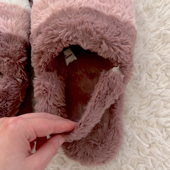 Fuzzy Slippers Pink and White Women's Size L 8-9 Houseshoes Cozy - Picture 4 of 10